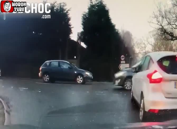 Video :A chain accident brought on by a careless motorist